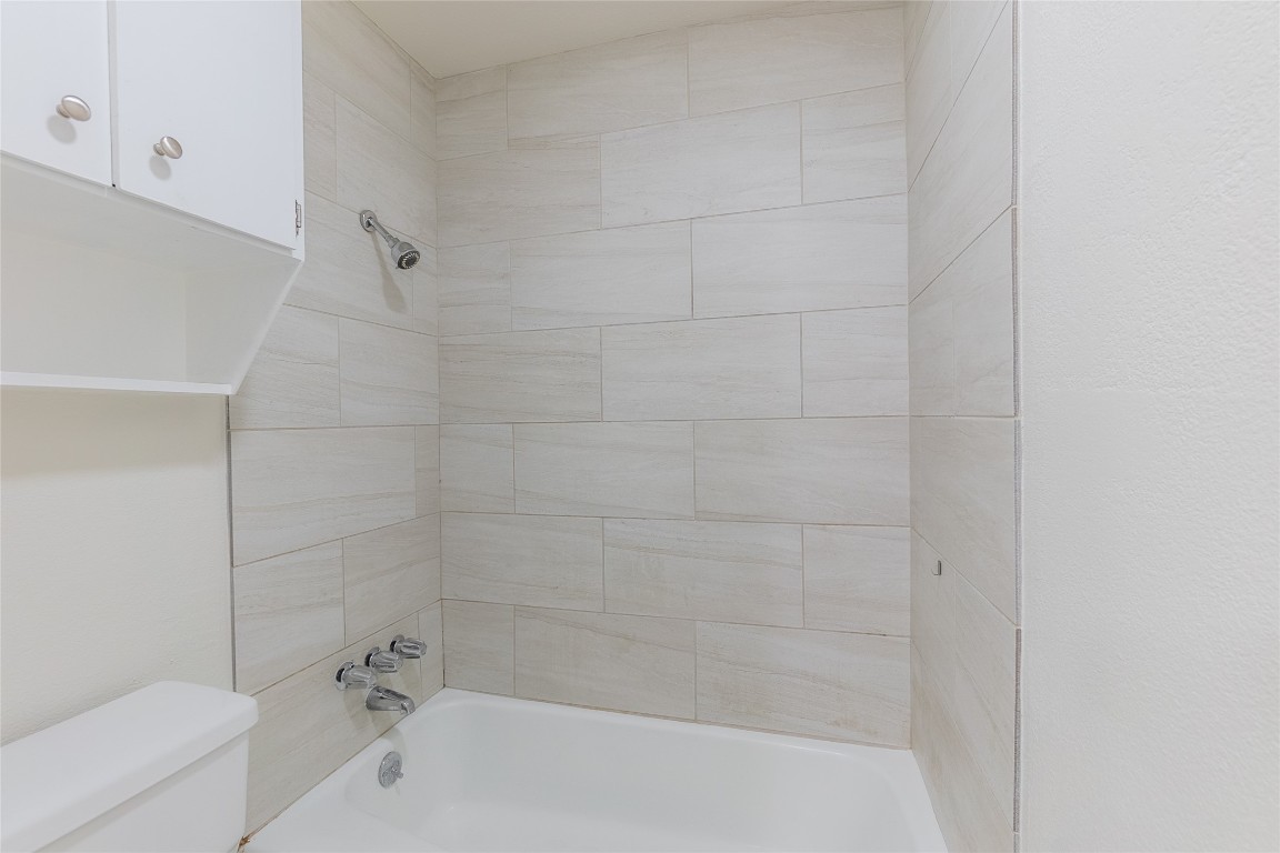 8203 Beaver Brook Lane Austin, TX 78748 - Photo 16 of 34 a bathroom with a bathtub