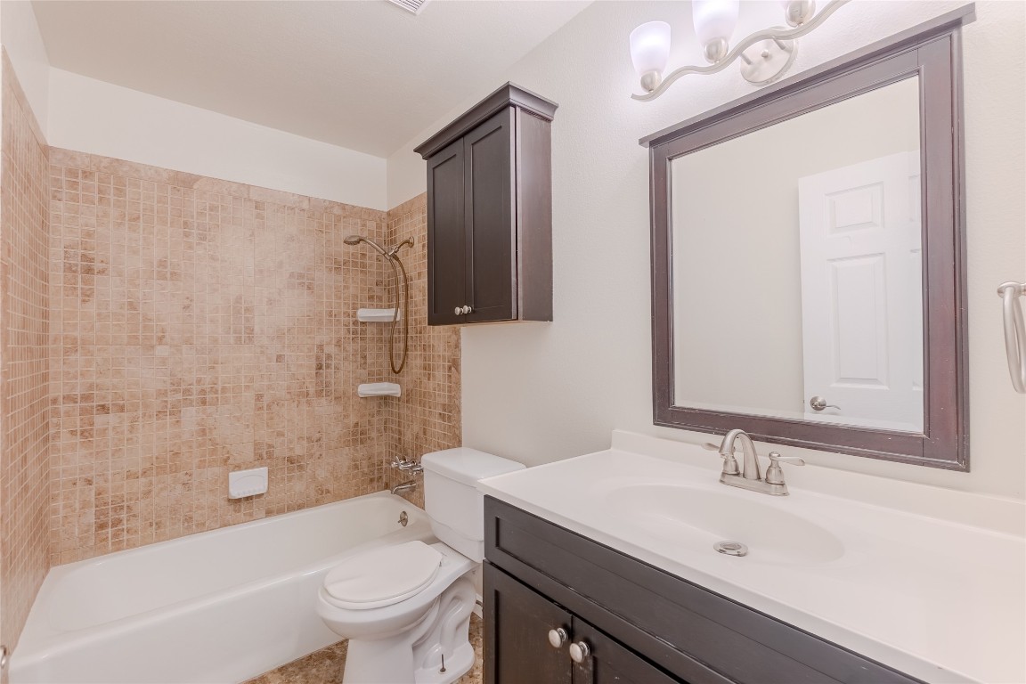 8203 Beaver Brook Lane Austin, TX 78748 - Photo 22 of 34 a bathroom with a sink a toilet and a bathtub