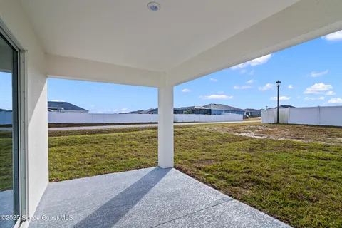 a view of a house with backyard and garden