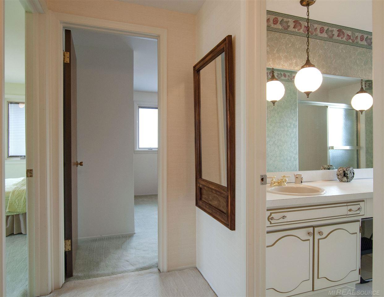 591 Canterbury Road Grosse Pointe, MI 48236 - Photo 39 of 55 31382294-38.JPG