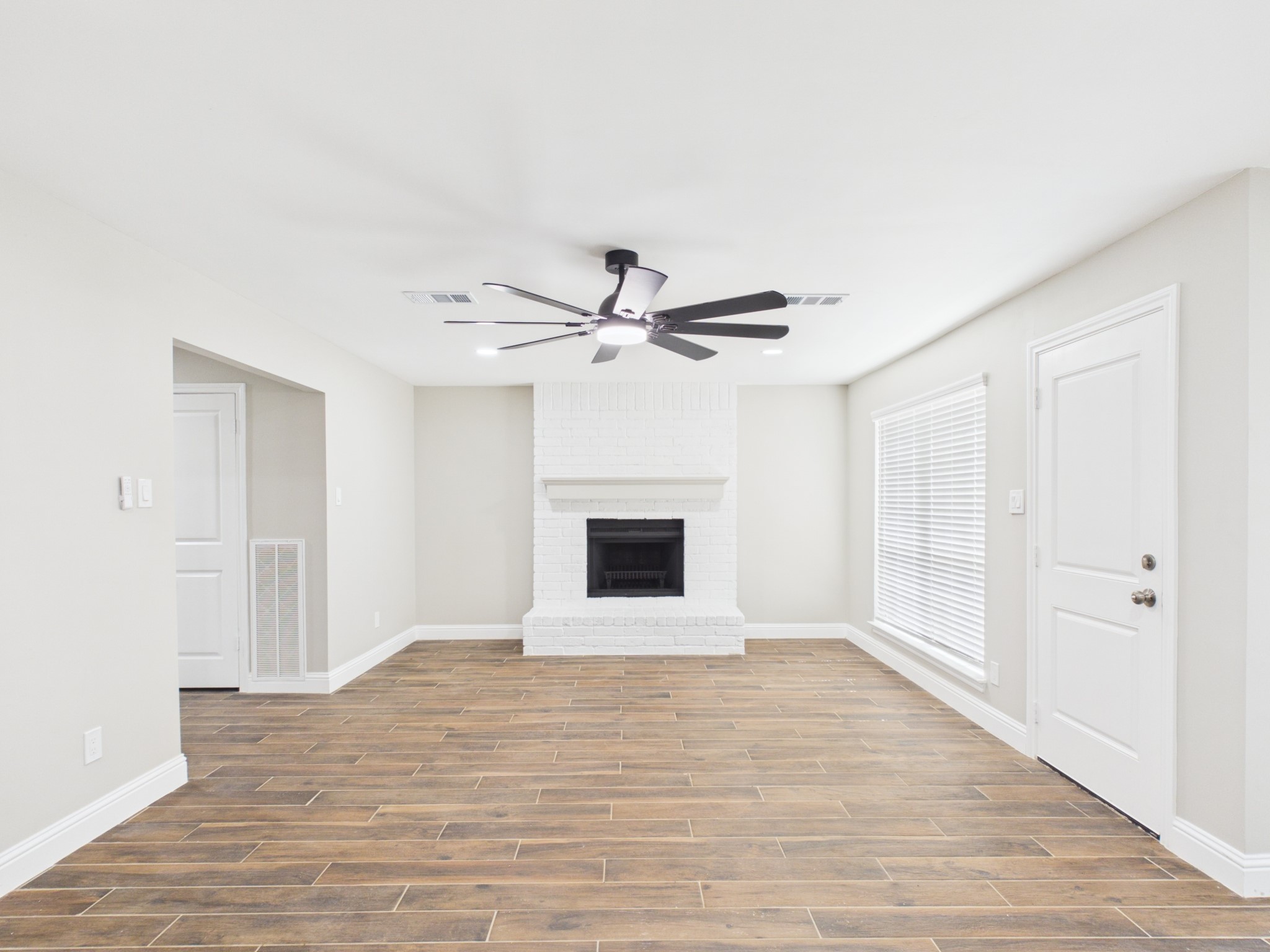 7903 Secretariat Lane Houston, TX 77071 - Photo 13 of 36 living room
