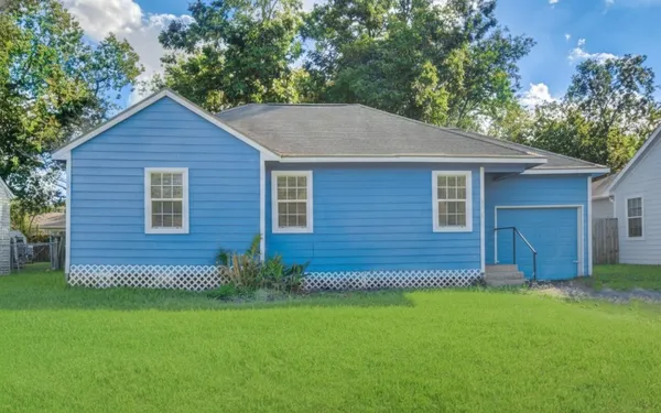 a view of front of a house with a yard