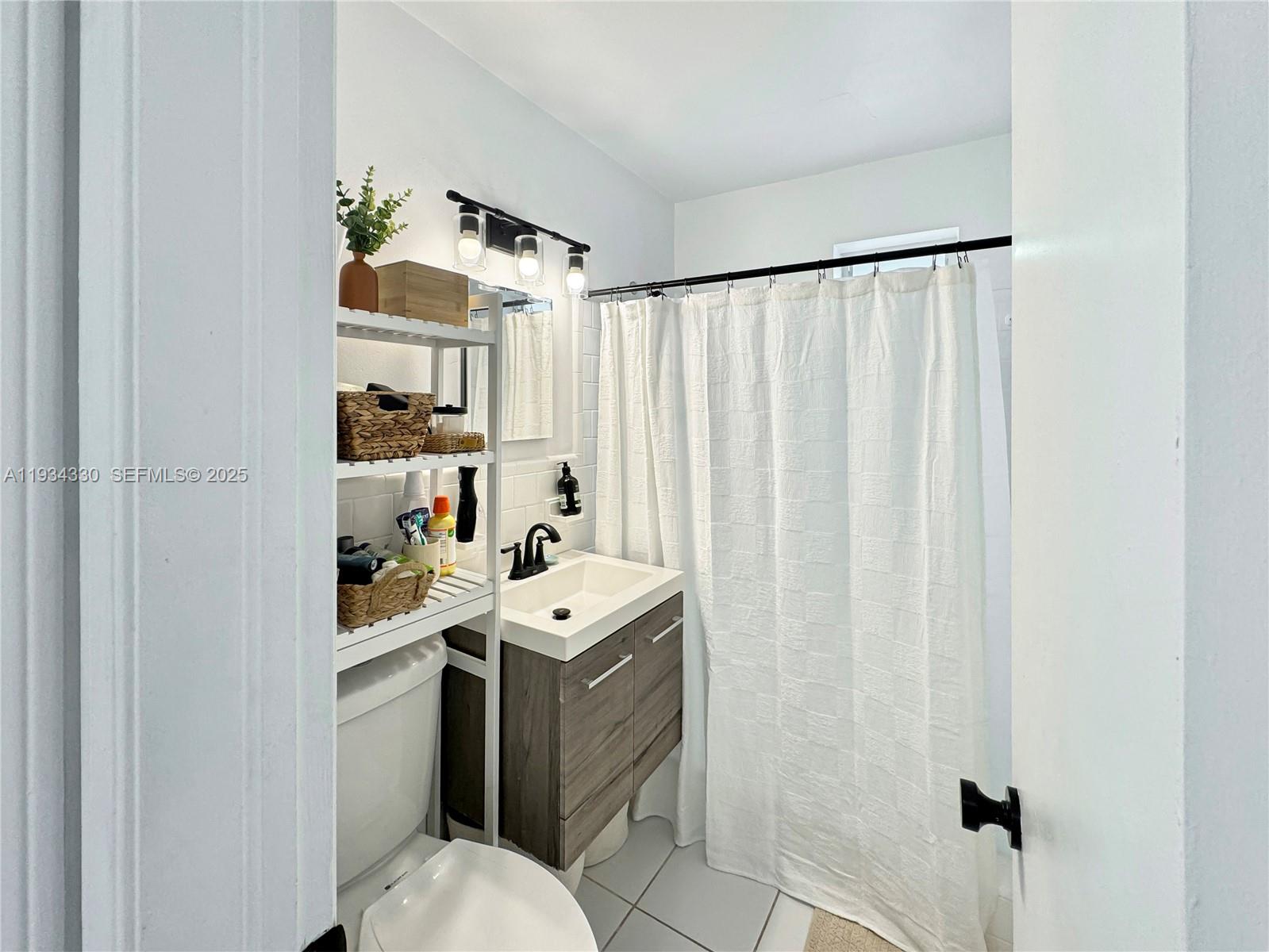 640 Southwest 6th Street Hallandale Beach, FL 33009 - Photo 10 of 18 a utility room with dryer and washer