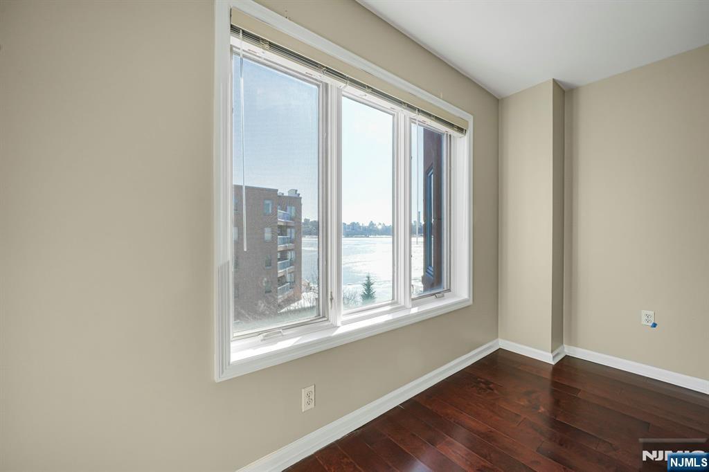 502 Smith Court, Unit R502 Edgewater, NJ 07020 - Photo 17 of 31