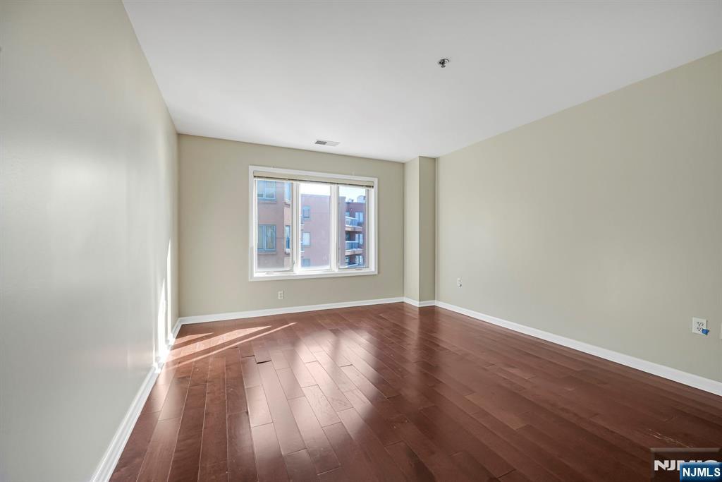 502 Smith Court, Unit R502 Edgewater, NJ 07020 - Photo 18 of 31