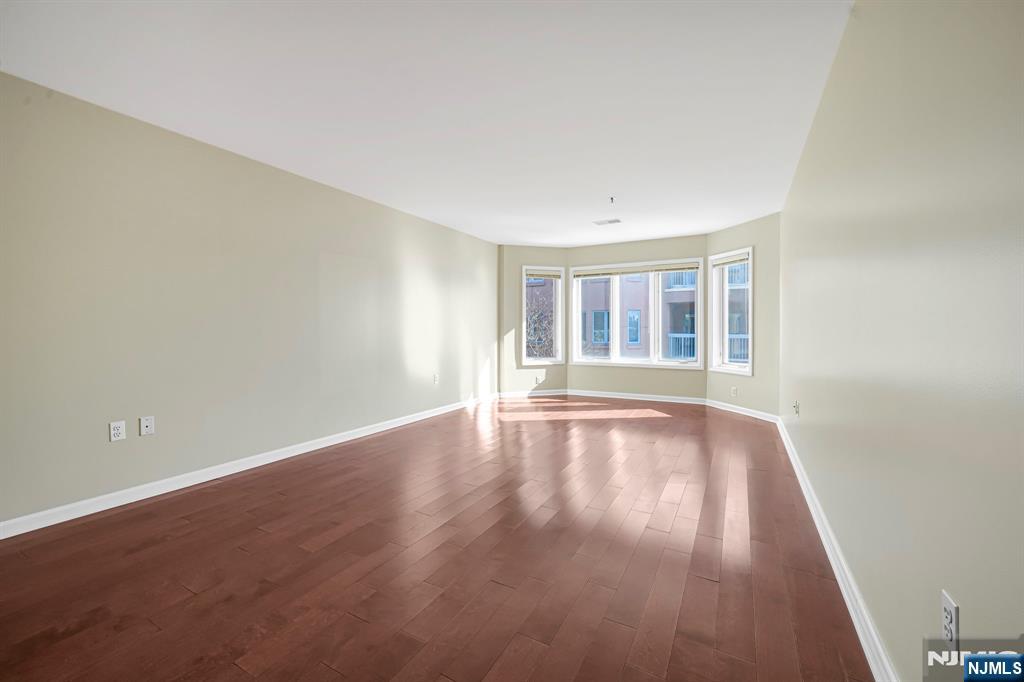 502 Smith Court, Unit R502 Edgewater, NJ 07020 - Photo 19 of 31