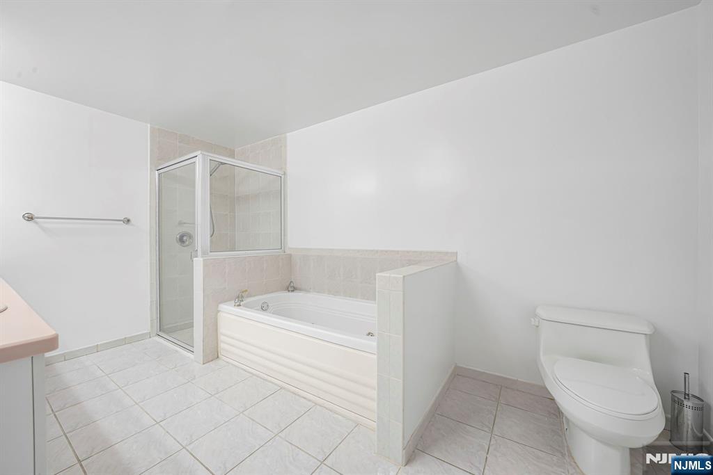 502 Smith Court, Unit R502 Edgewater, NJ 07020 - Photo 23 of 31