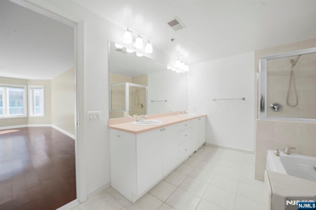 502 Smith Court, Unit R502 Edgewater, NJ 07020 - Photo 24 of 31