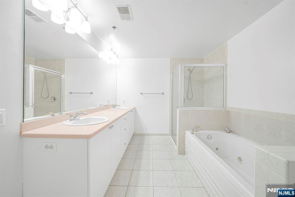 502 Smith Court, Unit R502 Edgewater, NJ 07020 - Photo 25 of 31