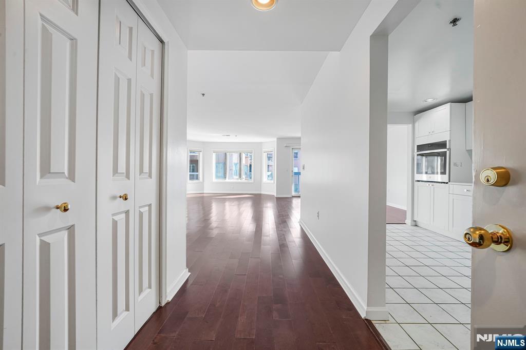 502 Smith Court, Unit R502 Edgewater, NJ 07020 - Photo 3 of 31