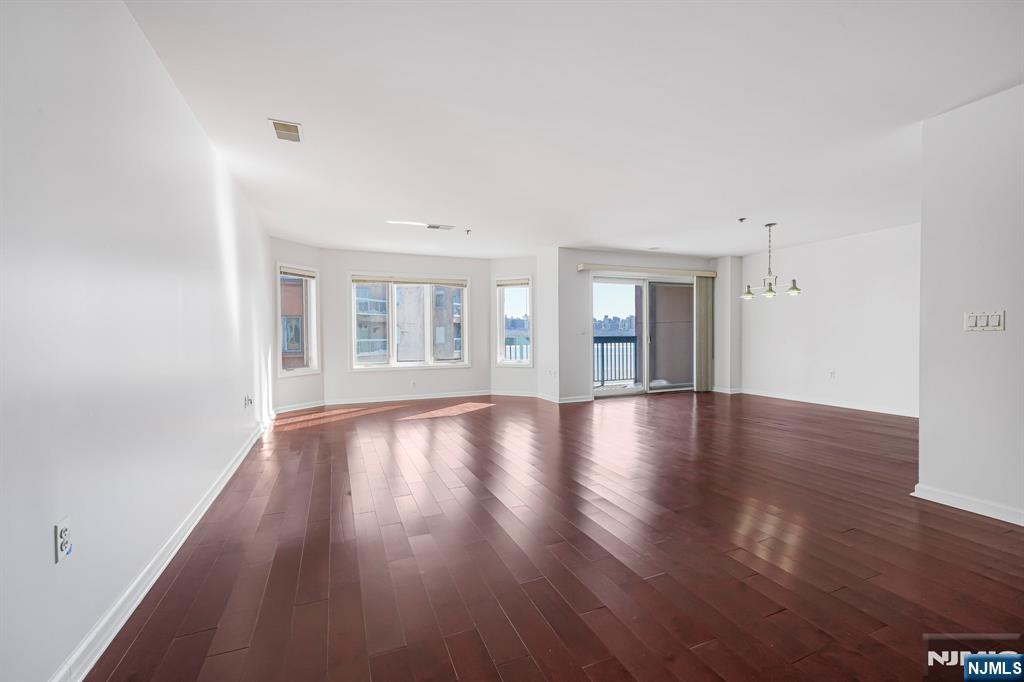 502 Smith Court, Unit R502 Edgewater, NJ 07020 - Photo 4 of 31