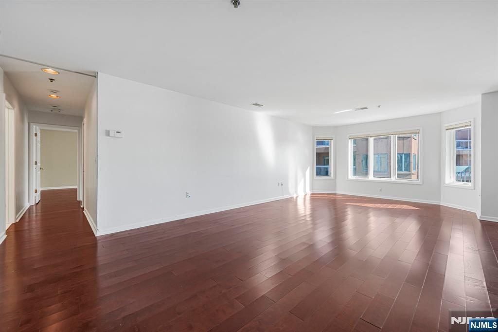 502 Smith Court, Unit R502 Edgewater, NJ 07020 - Photo 5 of 31