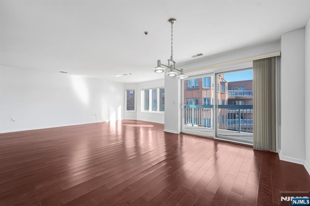 502 Smith Court, Unit R502 Edgewater, NJ 07020 - Photo 6 of 31