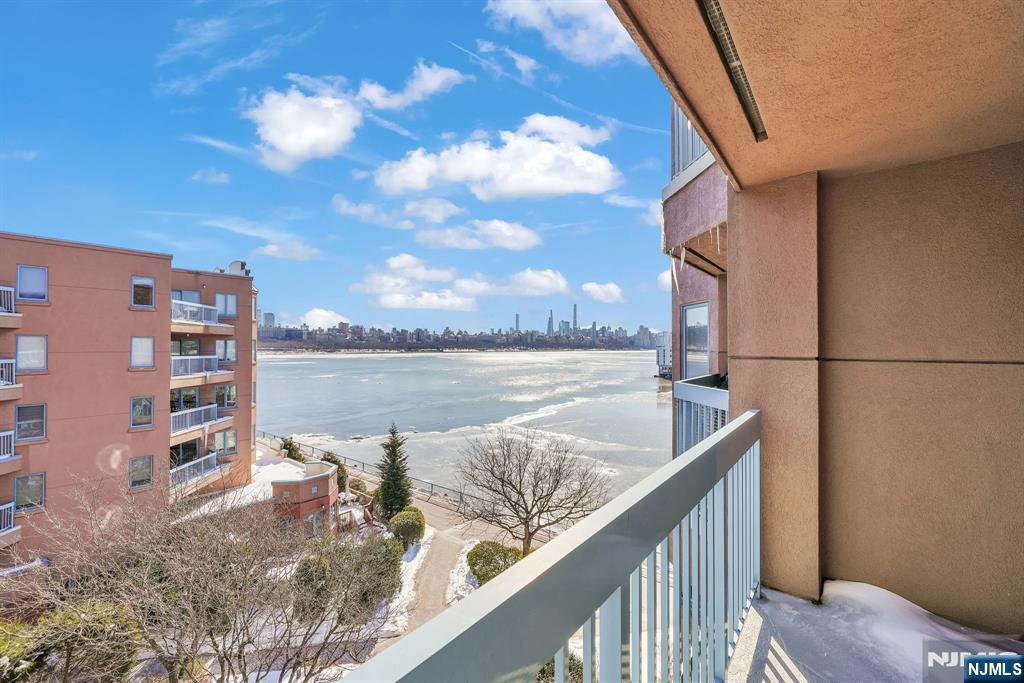 502 Smith Court, Unit R502 Edgewater, NJ 07020 - Photo 7 of 31