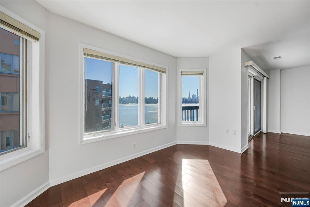 502 Smith Court, Unit R502 Edgewater, NJ 07020 - Photo 9 of 31