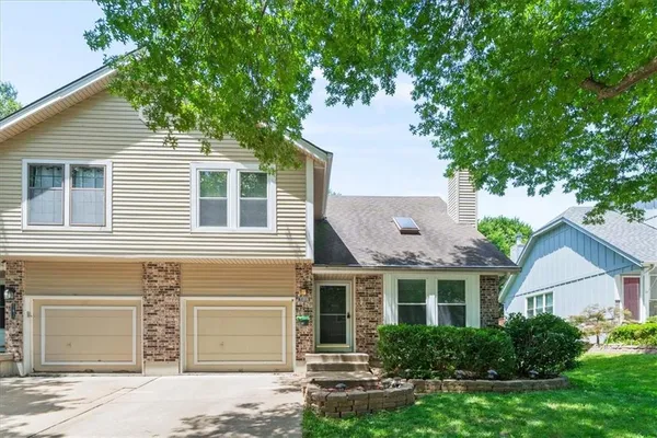$315,000 | 11808 Oakmont Street, Overland Park, KS 66210