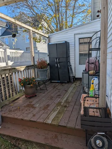 a view of a house with backyard and garden