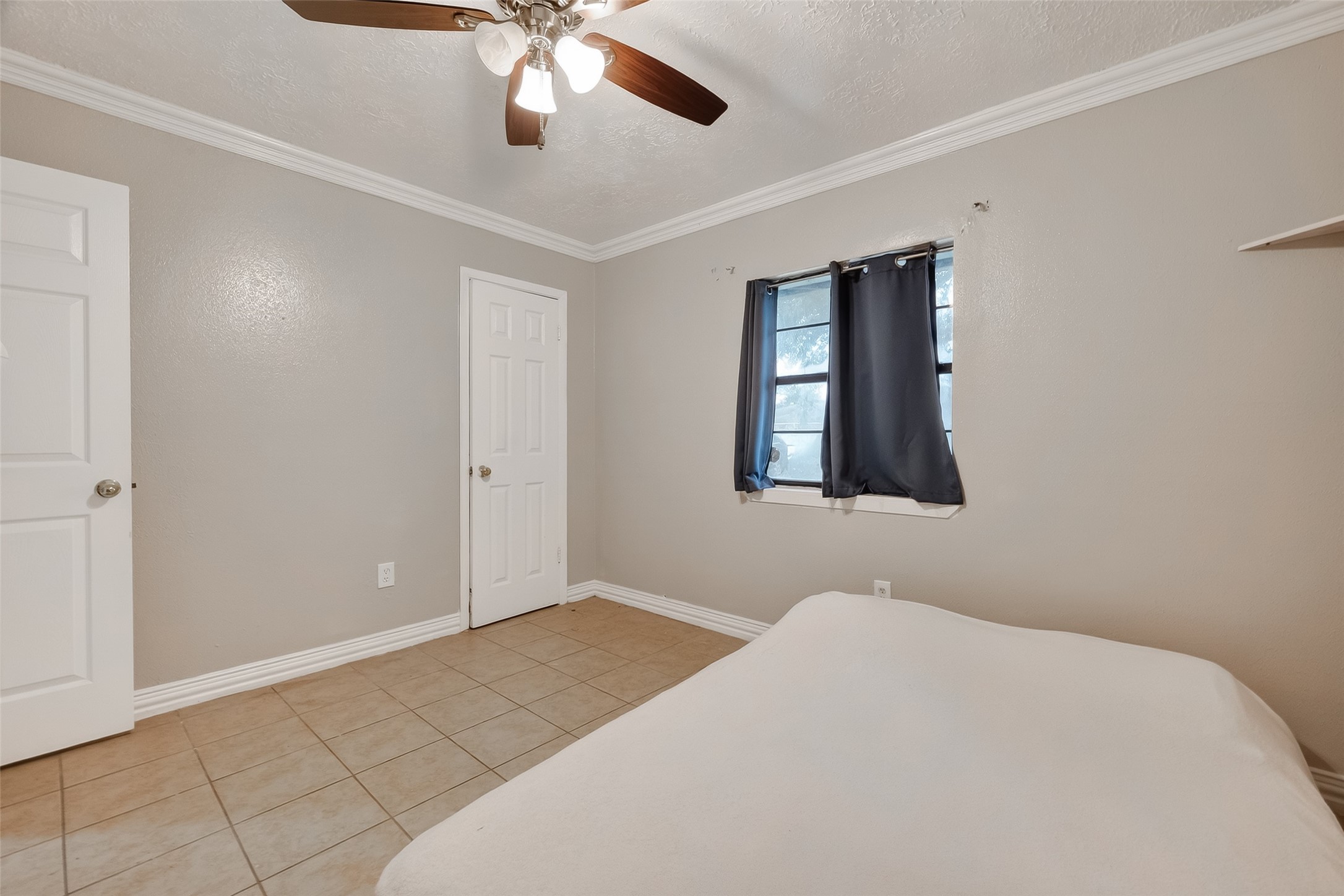 9718 Whitepost Lane Houston, TX 77086 - Photo 11 of 18 a bedroom with a bed and a window