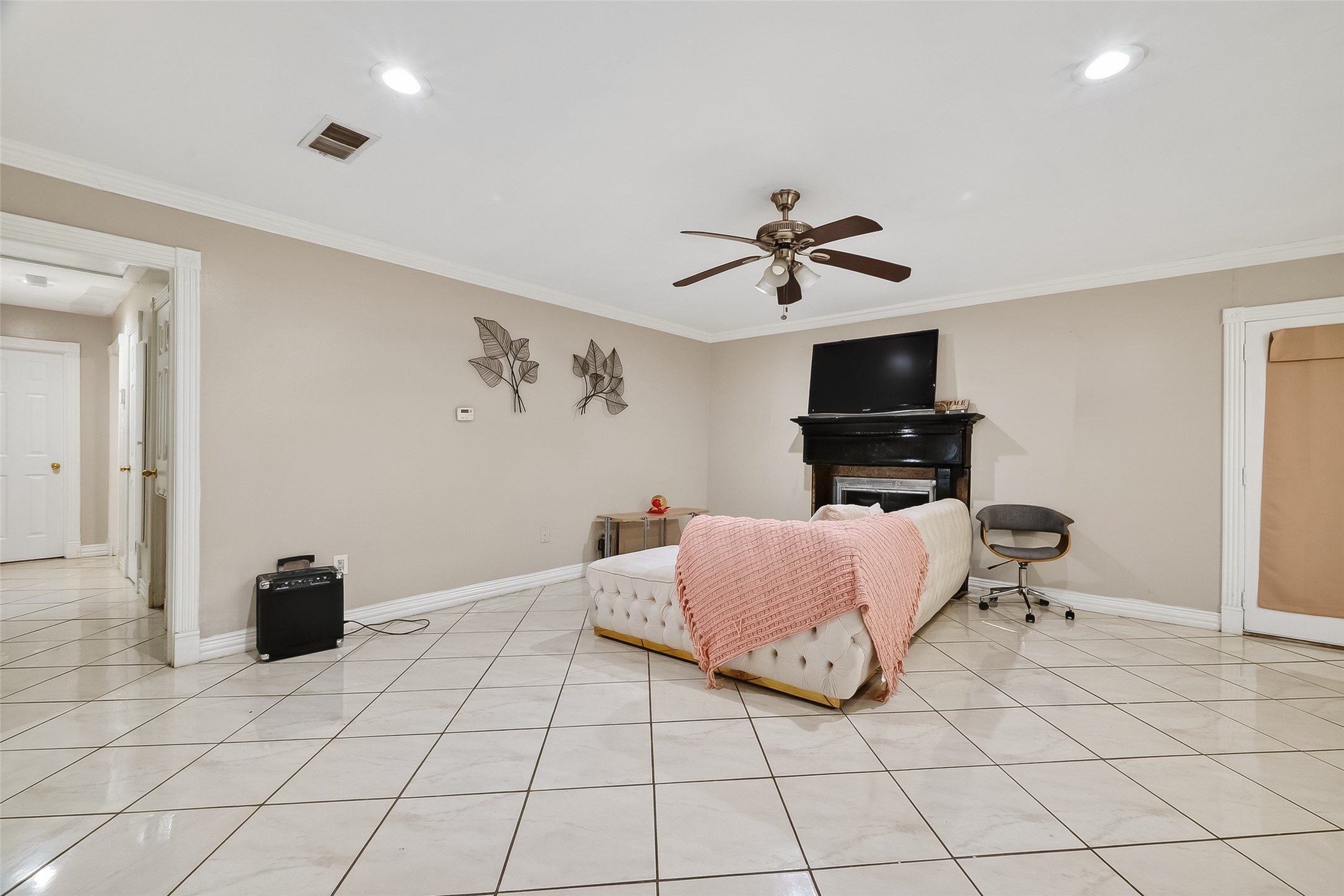 9718 Whitepost Lane Houston, TX 77086 - Photo 4 of 18 a living room with furniture and a flat screen tv