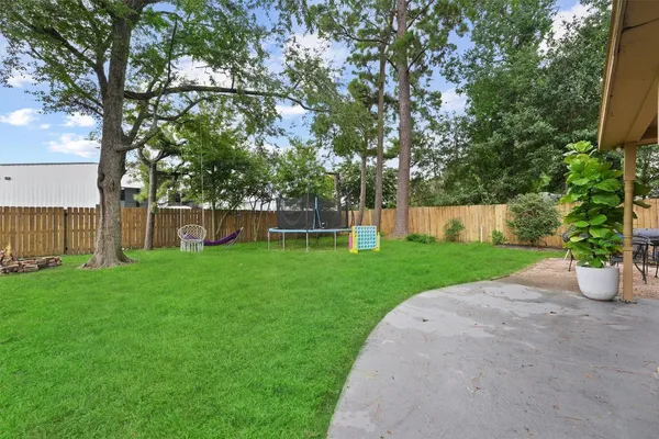 a view of a house with backyard