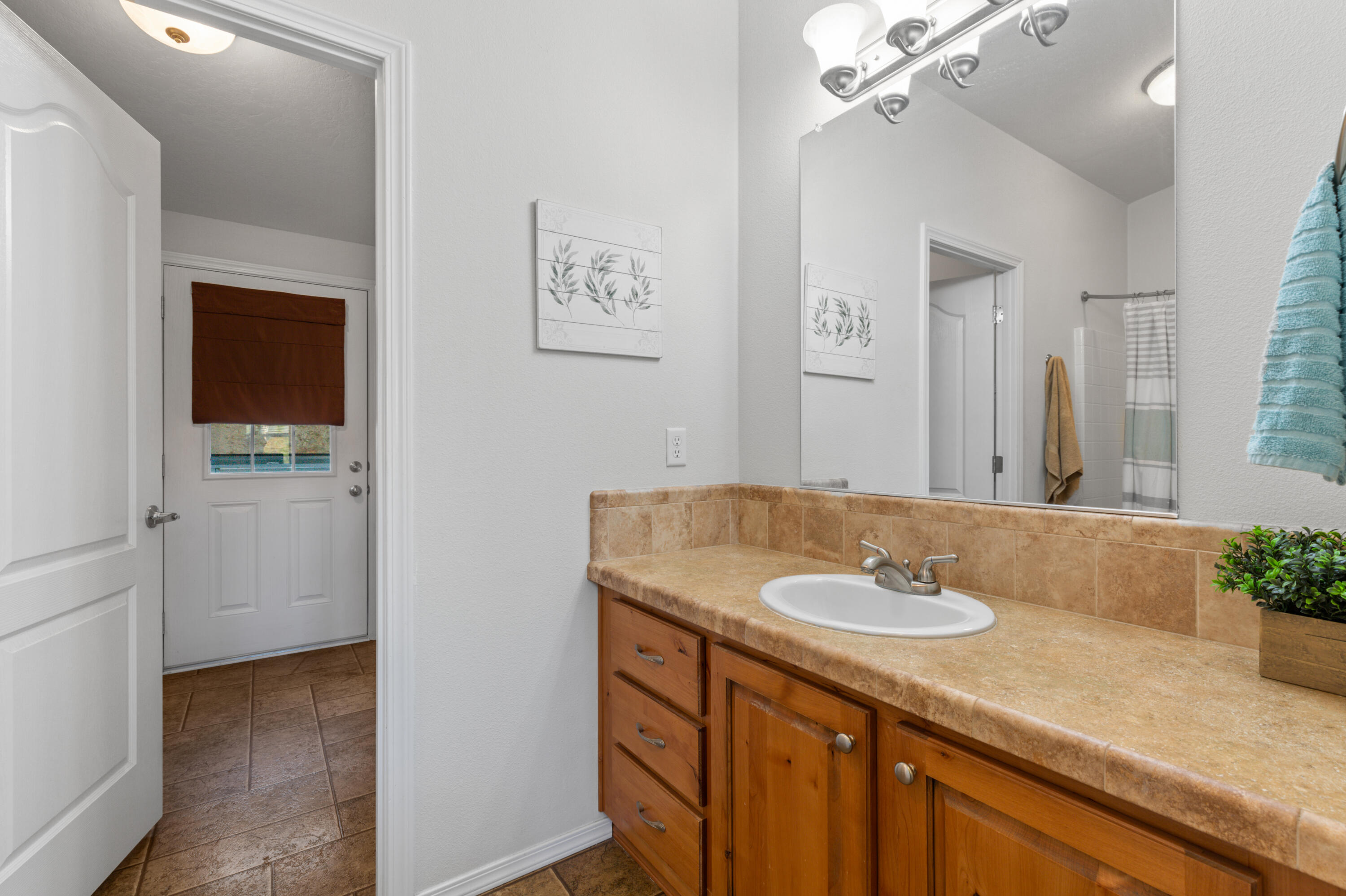 496 Wren Ridge Drive Eagle Point, OR 97524 - Photo 11 of 34 Second Bathroom