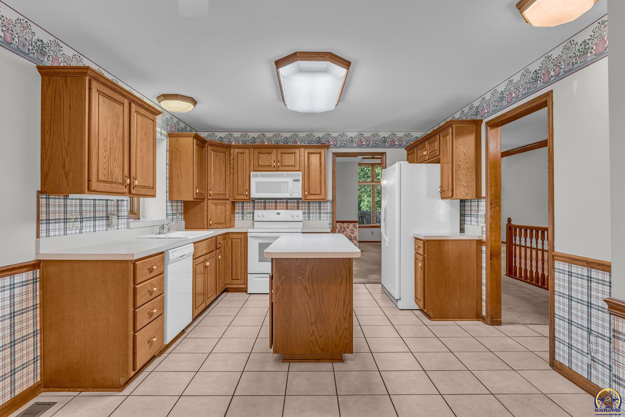 6400 Southwest Castle Lane Topeka, KS 66614 - Photo 11 of 36