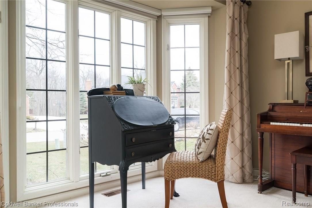 3724 Newcastle Drive Rochester, MI 48306 - Photo 2 of 39 Large bay window in Living room