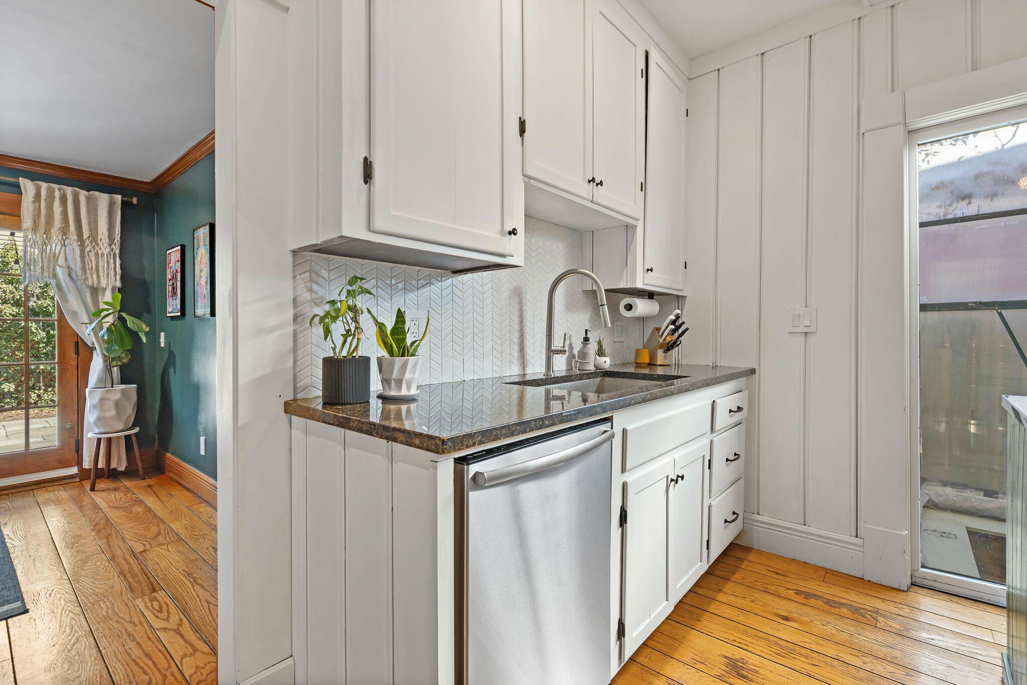 682 Mohawk Street Columbus, OH 43206 - Photo 10 of 49 Kitchen
