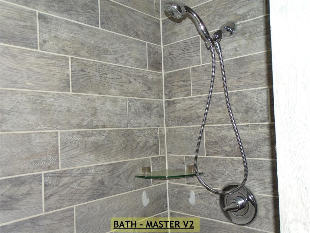 908 Brookside Street Sweetwater, TX 79556 - Photo 8 of 20 a bathroom with a shower