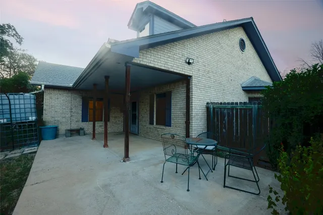 a view of an house with backyard and furniture