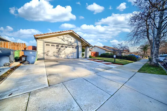 a view of a pathway with a yard