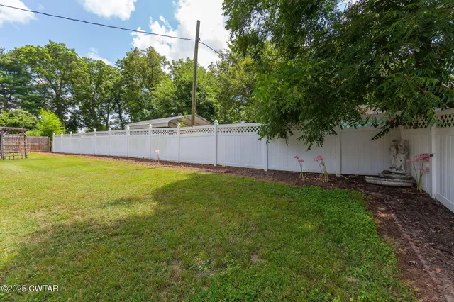 a view of a back yard