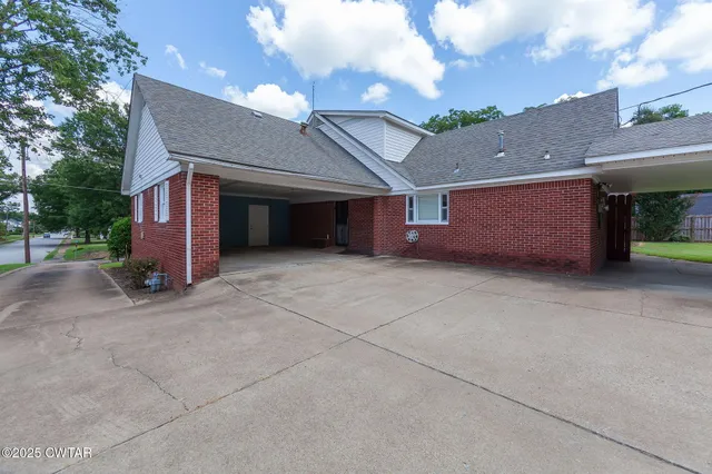 a view of a house with a garage