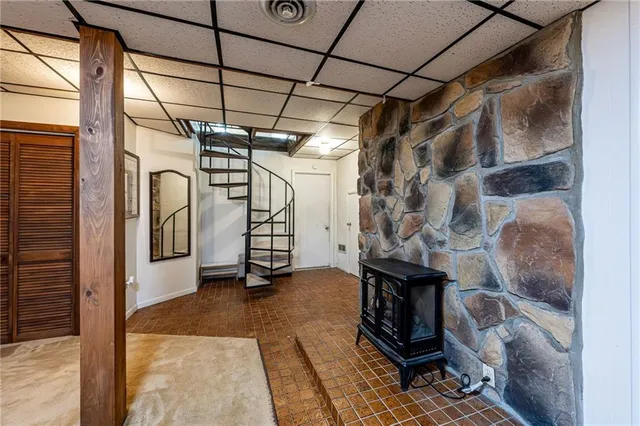 a view of entryway with furniture