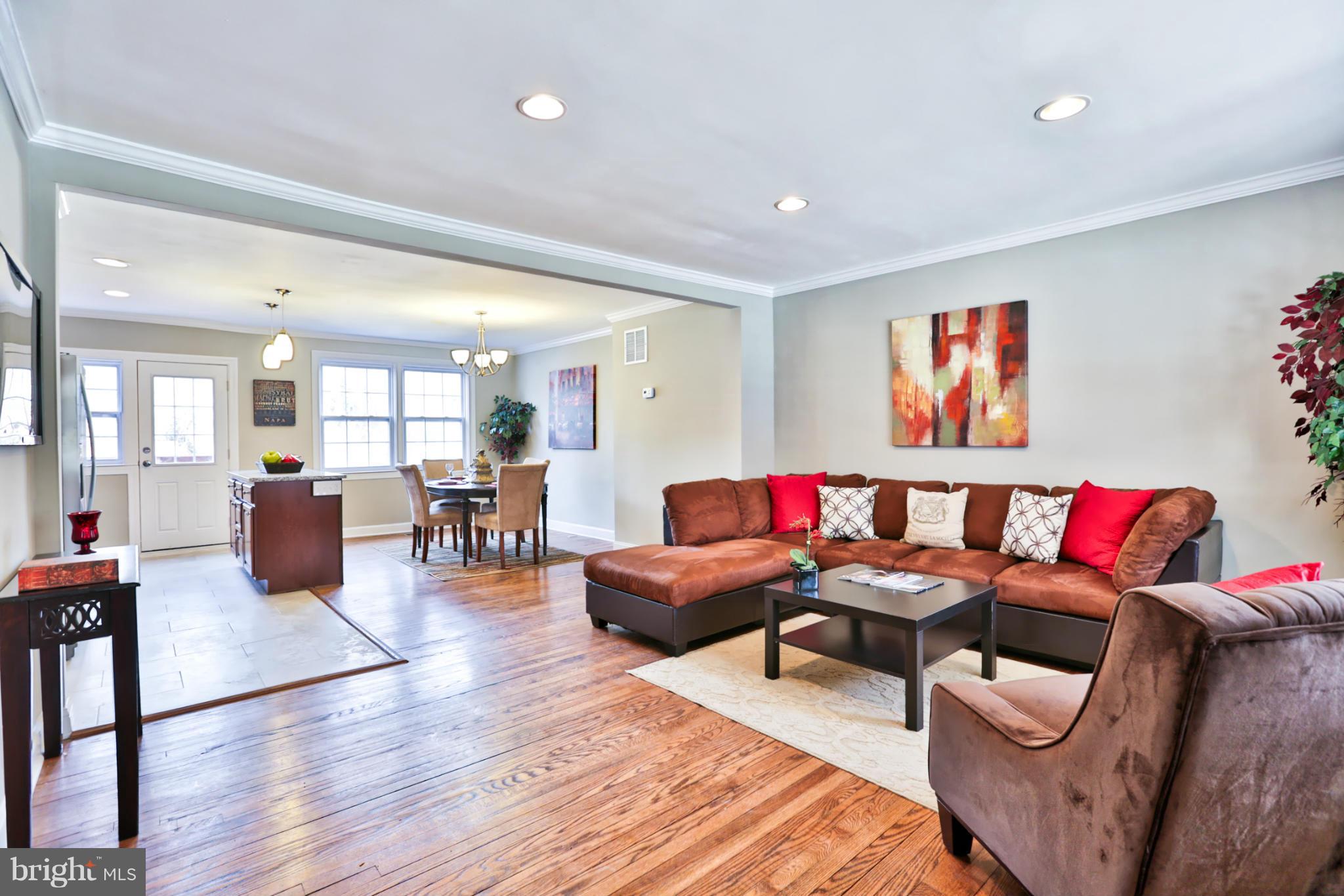 412 Random Road Baltimore, MD 21229 - Photo 2 of 27 Inviting Living Area