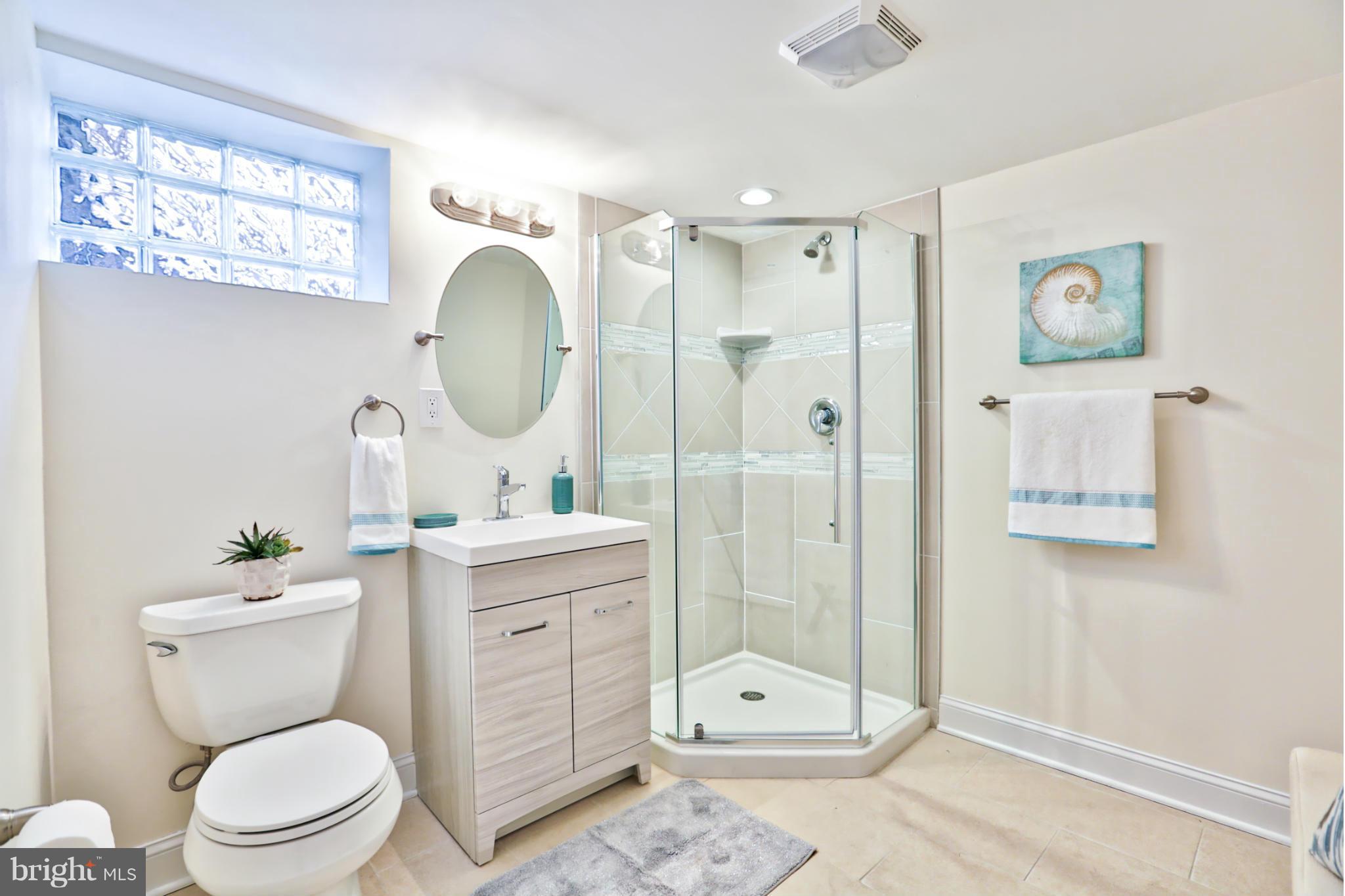 412 Random Road Baltimore, MD 21229 - Photo 22 of 27 Beautiful Large Bath