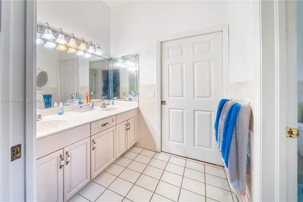 $2,900,000 | 5303 Southwest 111th Terrace, Davie, FL 33328