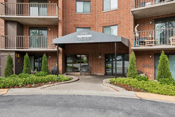 $189,900 | 1 Bloomingdale Place, Unit 220, Bloomingdale, IL 60108