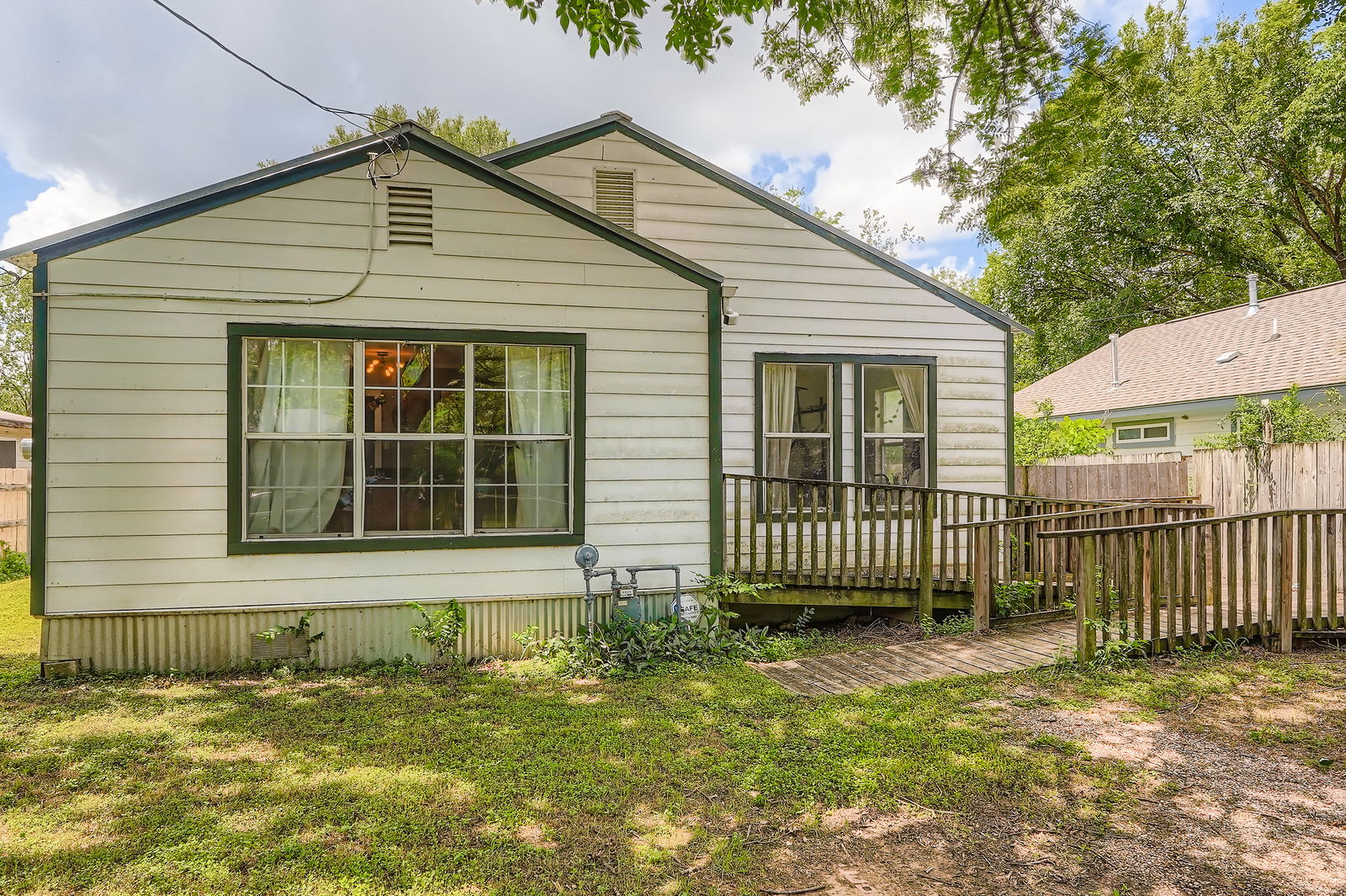 5605 Tura Lane Austin, TX 78721 - Photo 1 of 11 Back of property featuring a wooden deck