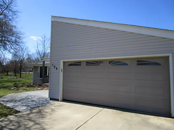 $390,000 | 104 Oxford Place, Bloomingdale, IL 60108