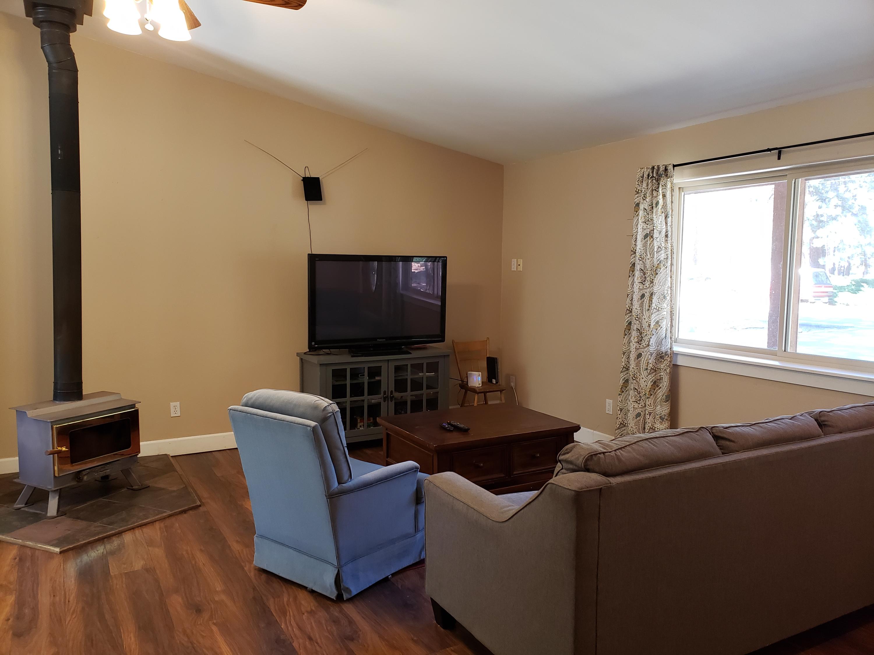 59948 Cheyenne Road Bend, OR 97702 - Photo 5 of 12 Living Room