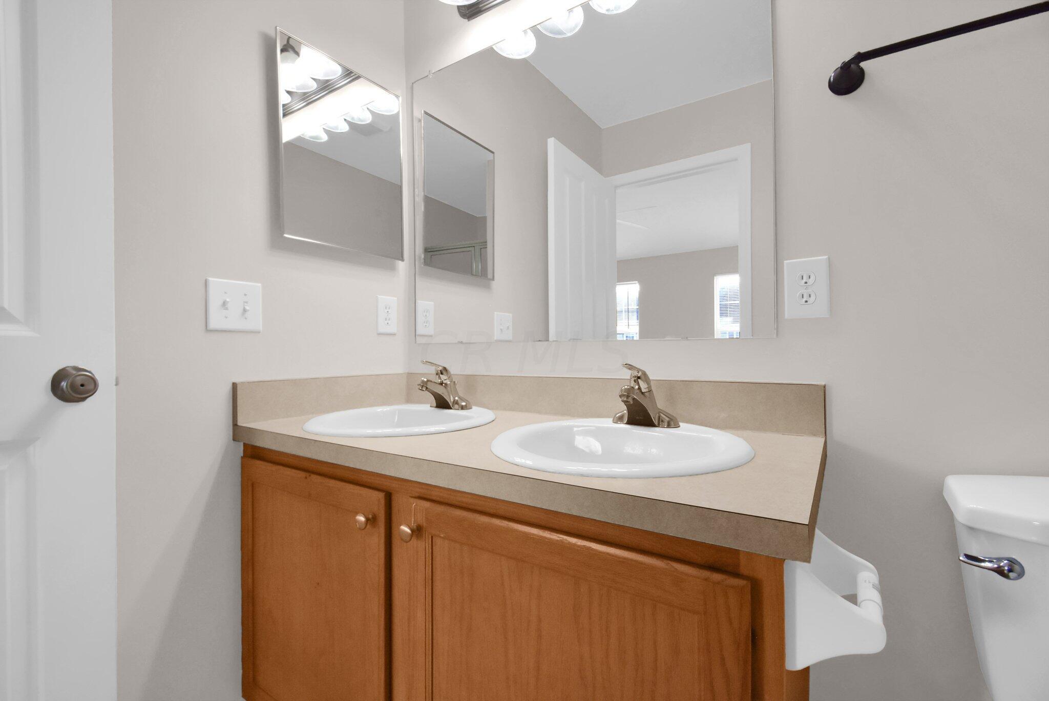 8269 Bruntsfield Road Columbus, OH 43235 - Photo 14 of 28 Suite Bathroom