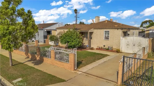 a view of a house with backyard