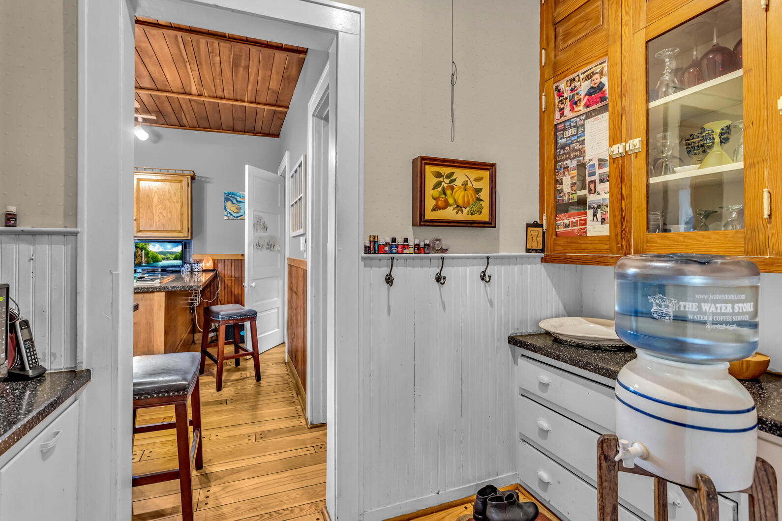 218 4th Street Jackson, MI 49201 - Photo 8 of 34 Butler's Pantry