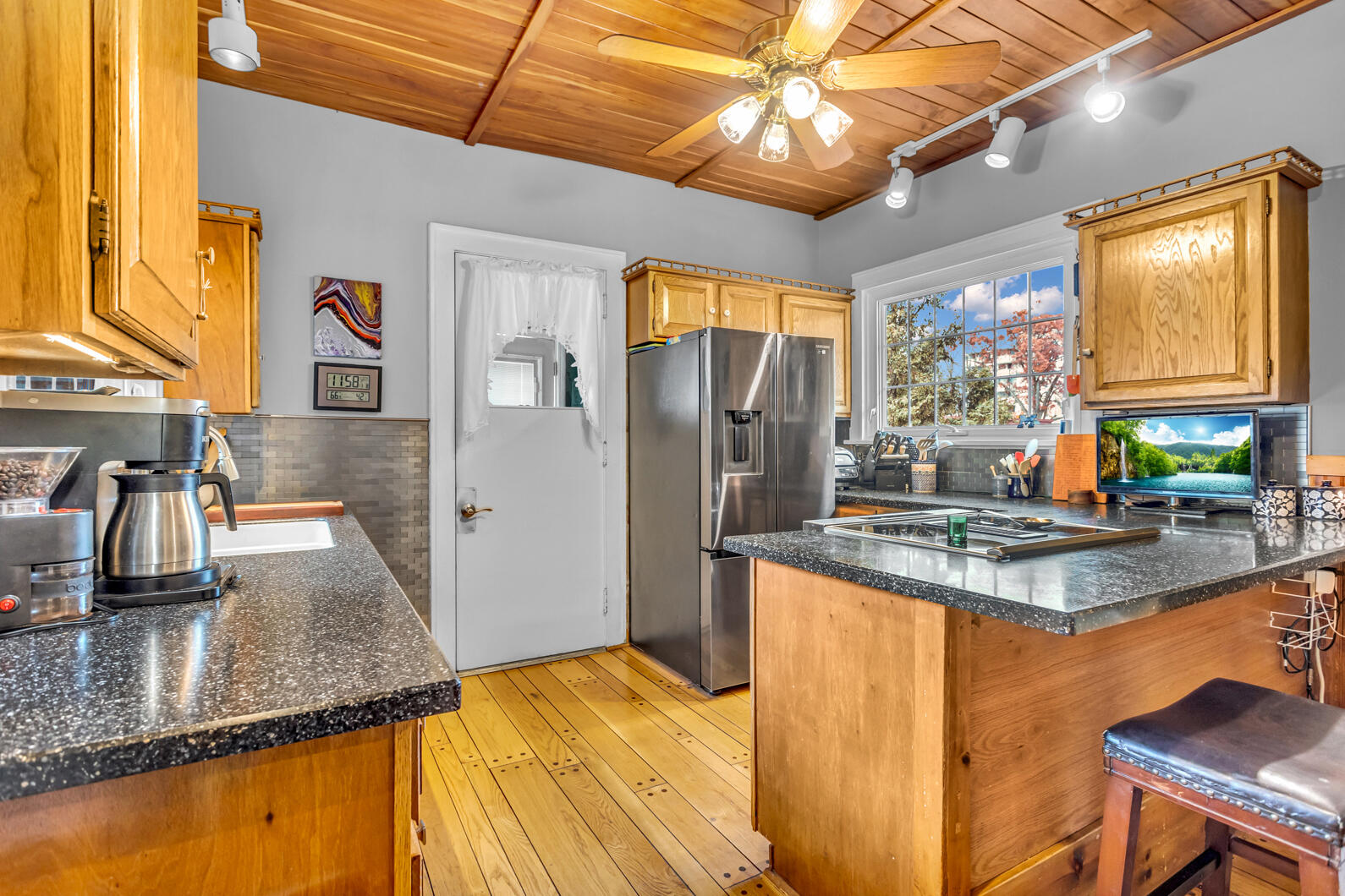 218 4th Street Jackson, MI 49201 - Photo 9 of 34 Kitchen
