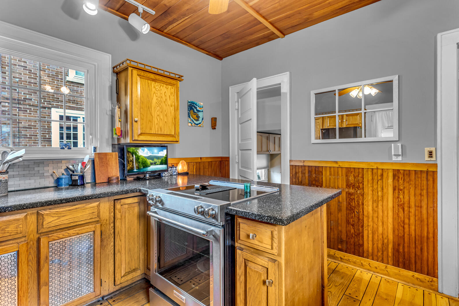 218 4th Street Jackson, MI 49201 - Photo 10 of 34 Kitchen
