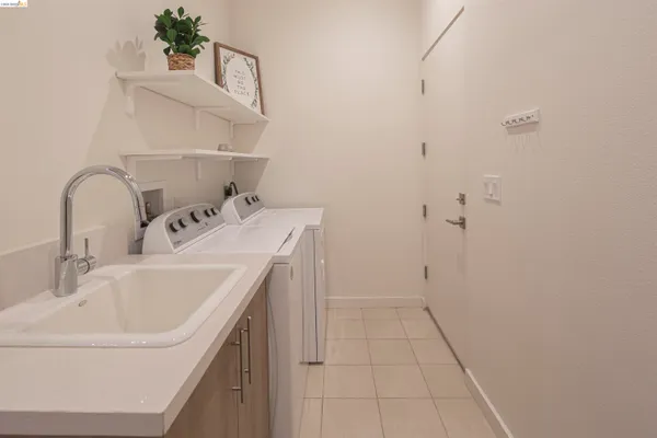 a view of utility room
