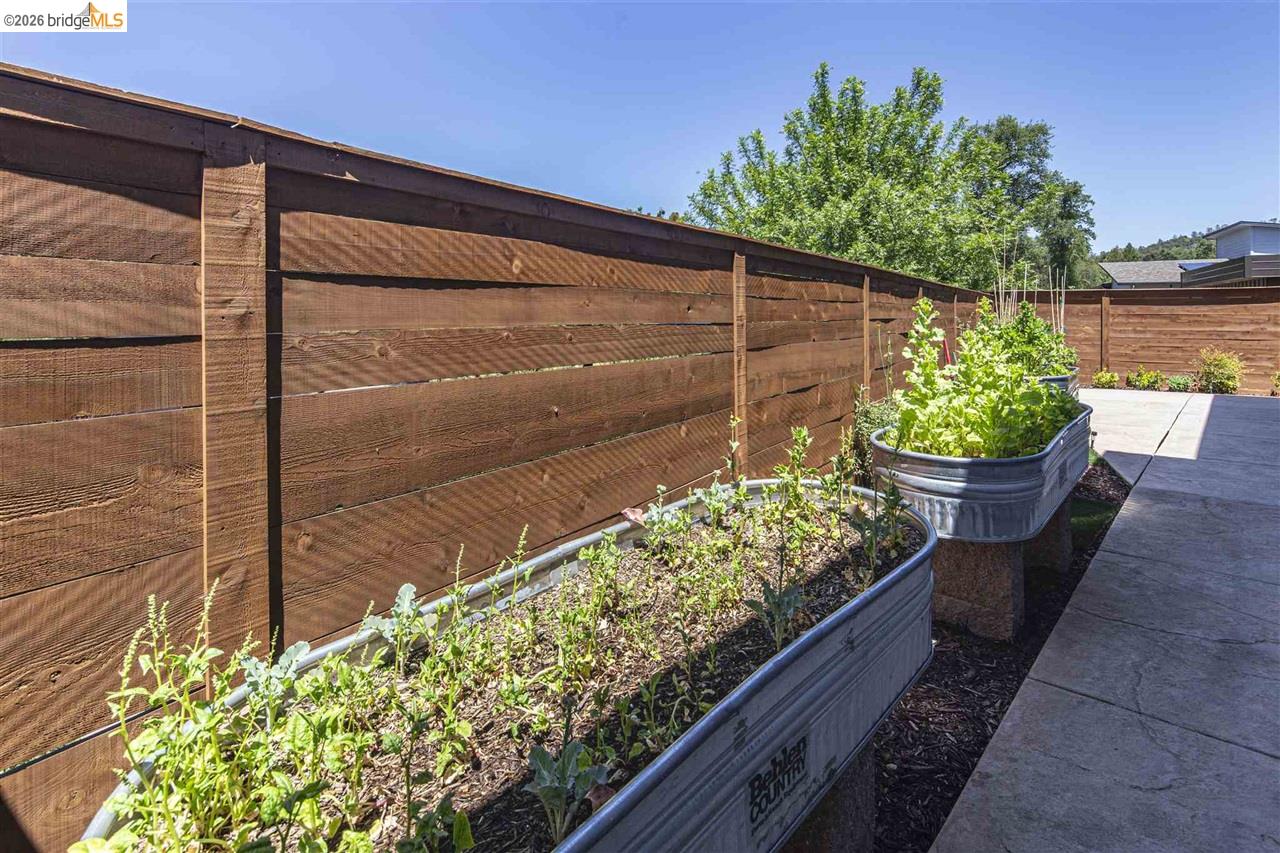 18870 Old Bridge Road Jamestown, CA 95327 - Photo 39 of 57 a wooden fence with some potted plants