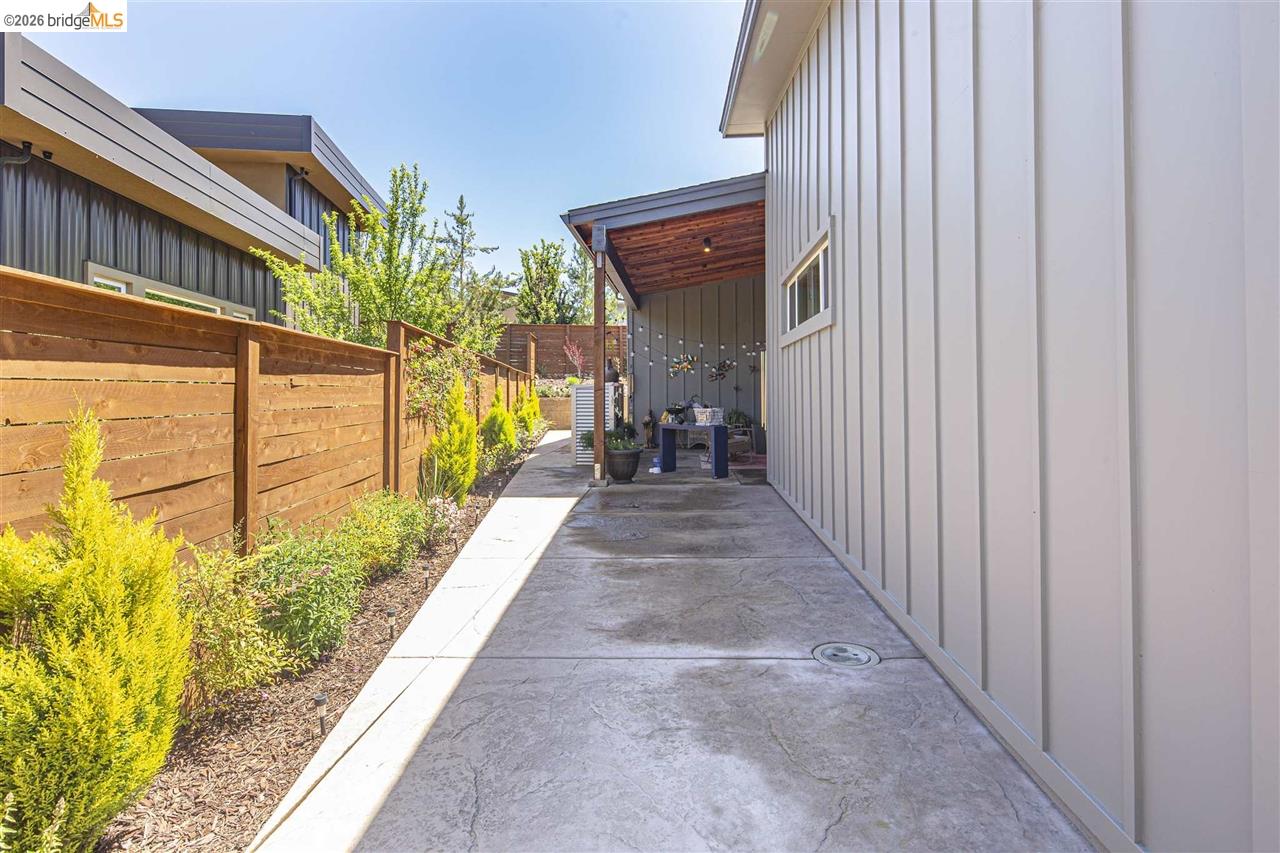 18870 Old Bridge Road Jamestown, CA 95327 - Photo 40 of 57 a view of a pathway with a balcony