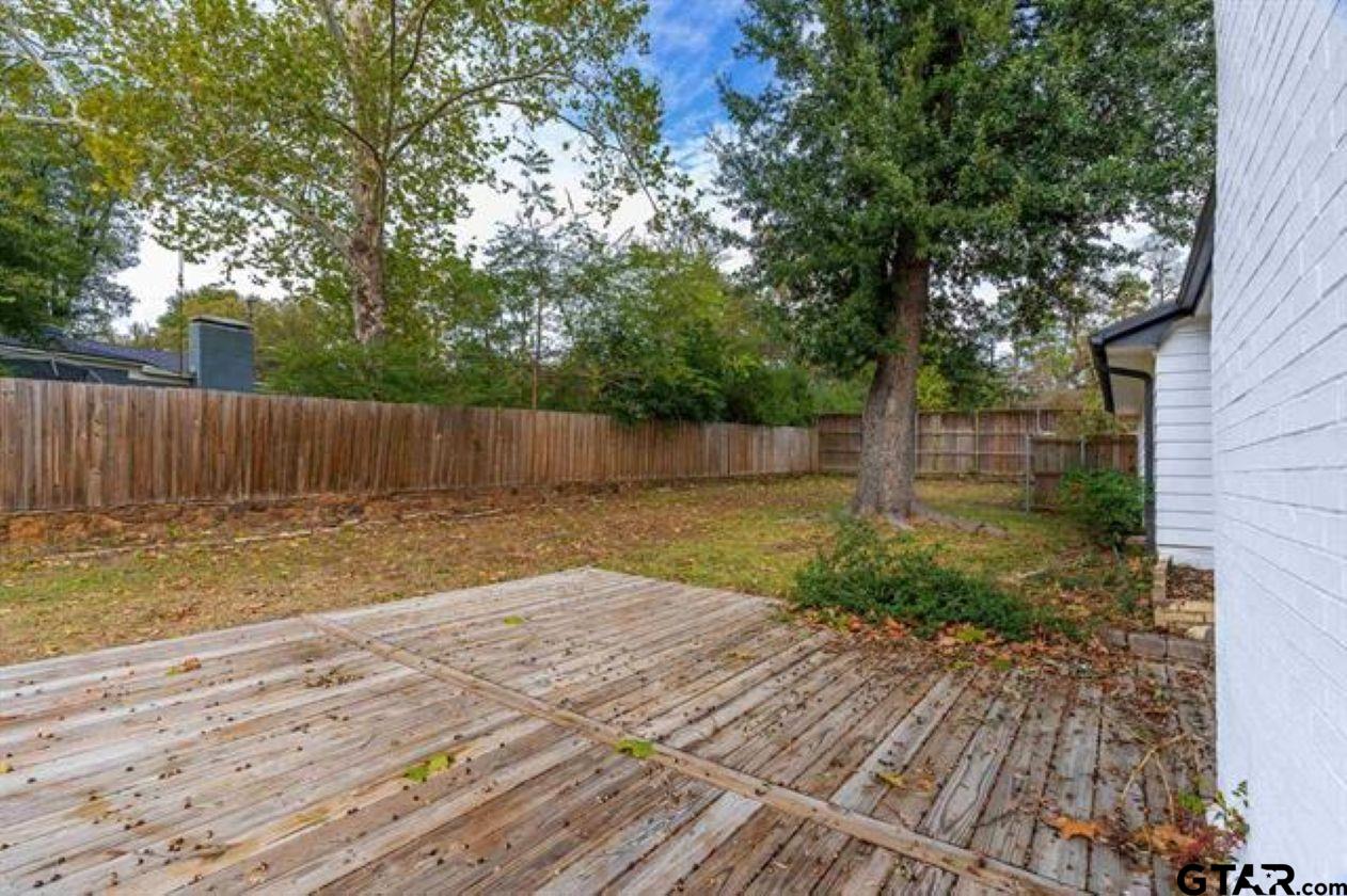 2425 Oak Lane Tyler, TX 75701 - Photo 32 of 33 a view of a backyard